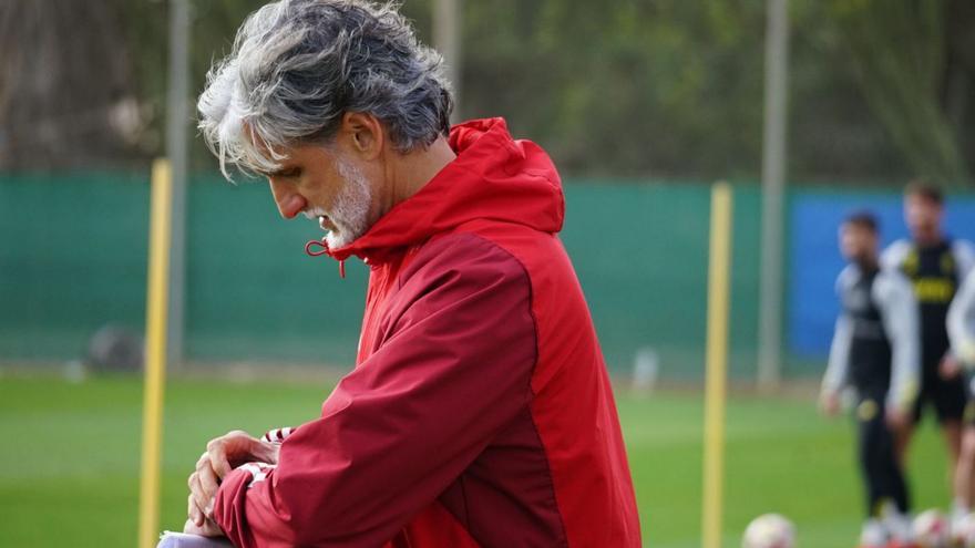 Pablo Alfaro se mira el reloj en un entrenamiento. | PRENSA REAL MURCIA