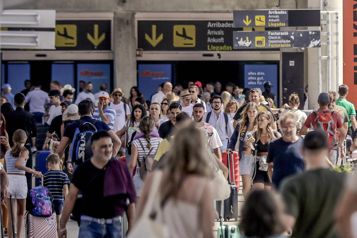 Pasajeros a su llegada al aeropuerto de Palma, el tercero con más viajeros en España.