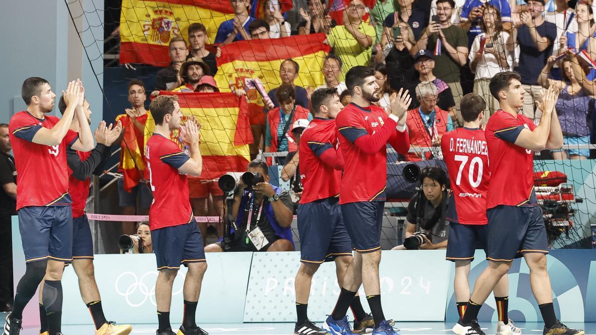 España celebra la victoria ante Japón.