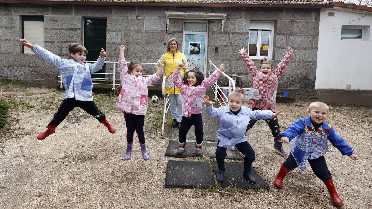 Los seis alumnos actuales de la EEI de Lamas (Moraña), junto a su profesora, Noelia Barrio, ante la escuela.