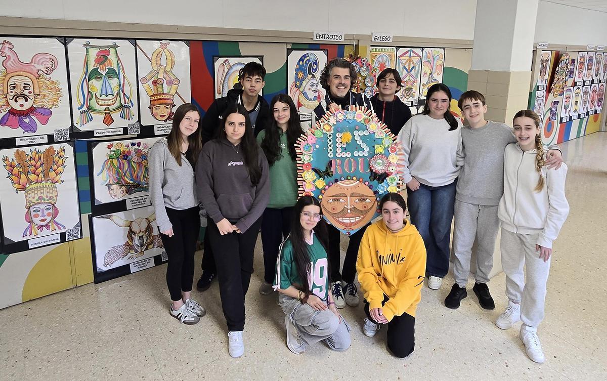 Los alumnos de 3º de la ESO del ROU con su profesor de Plástica, Pablo Martínez, autores de la exposición.