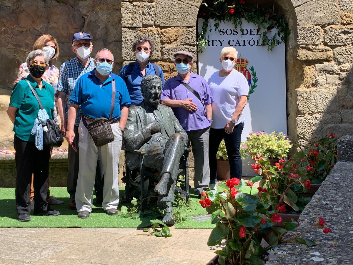 La estatua de Berlanga se adornó floralmente con motivo de su centenario.