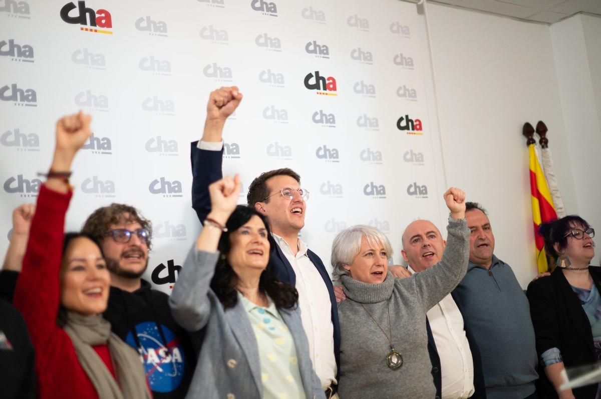 El candidato de CHA, Jorge Pueyo, con Isabel Lasobras, el día que presentaron su candidatura.