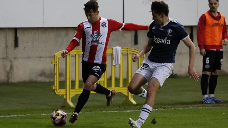 Víctor López, defensa del Zamora CF, fuera de peligro tras su golpe en la cabeza ante el Marino de Luanco