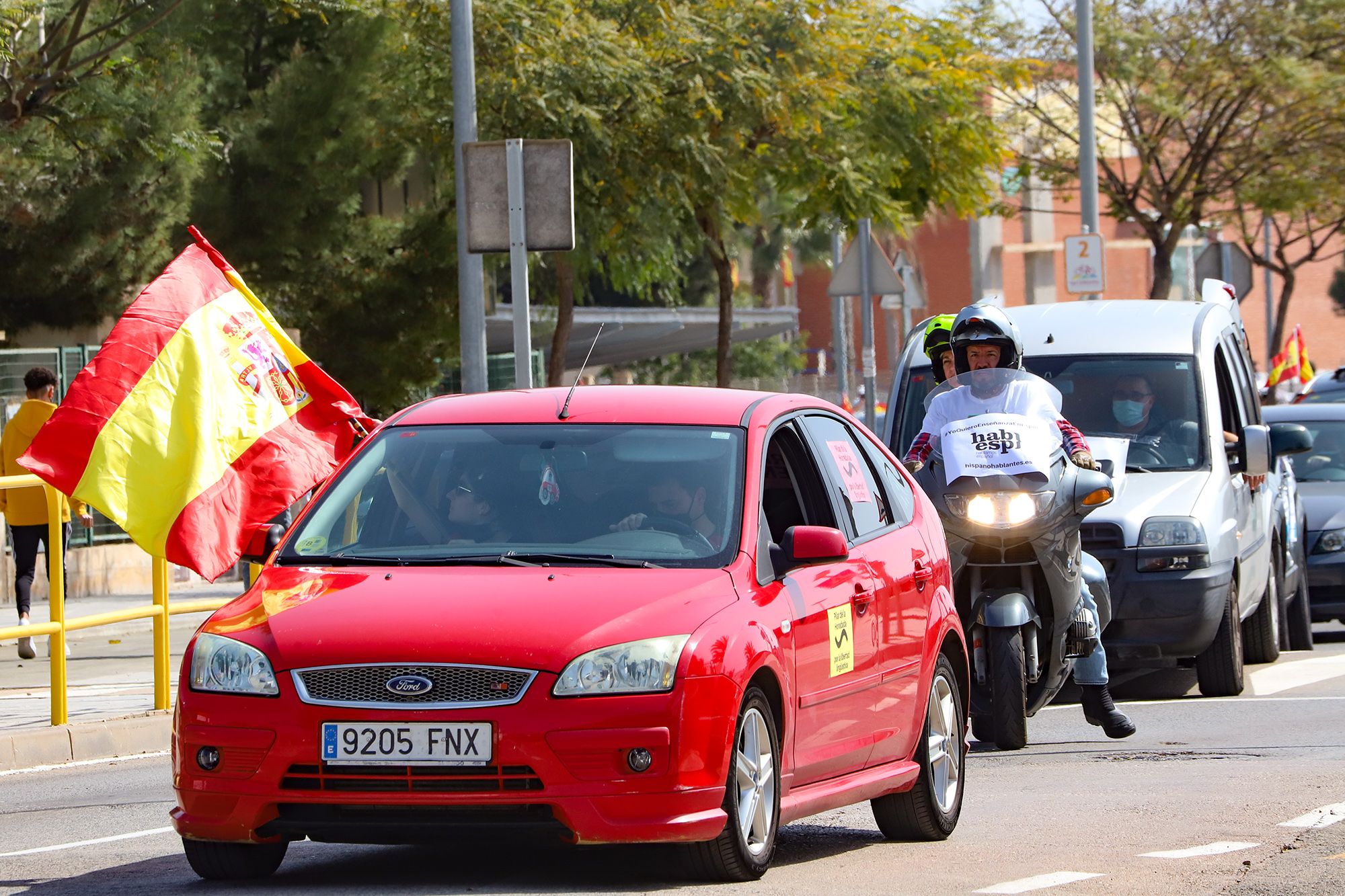 Una caravana con cientos de vehículos clama en Pilar de la Horadada contra la "imposición" del valenciano