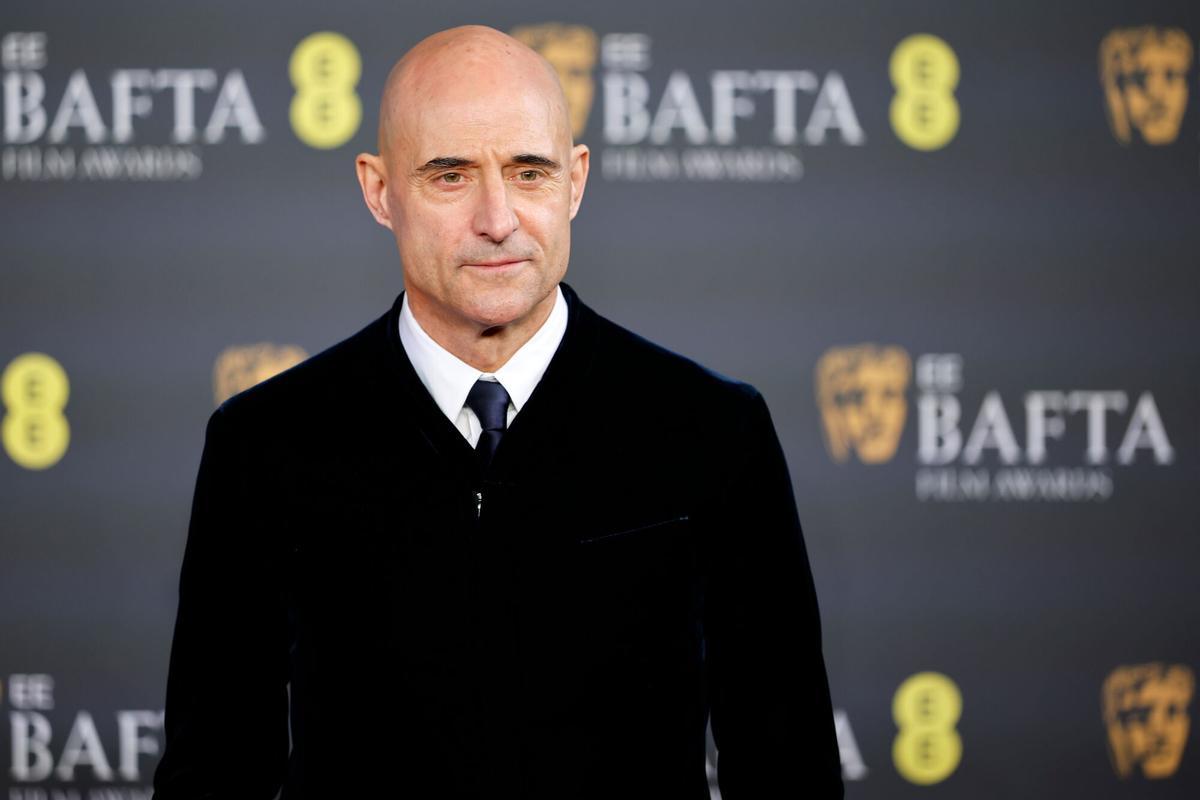 El actor británico Mark Strong, en la alfombra roja de los Premios BAFTA en el Royal Festival Hall de Londres.