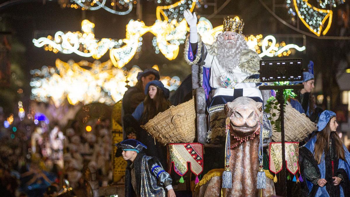 Las mejores imágenes de la cabalgata de los Reyes Magos en Alicante