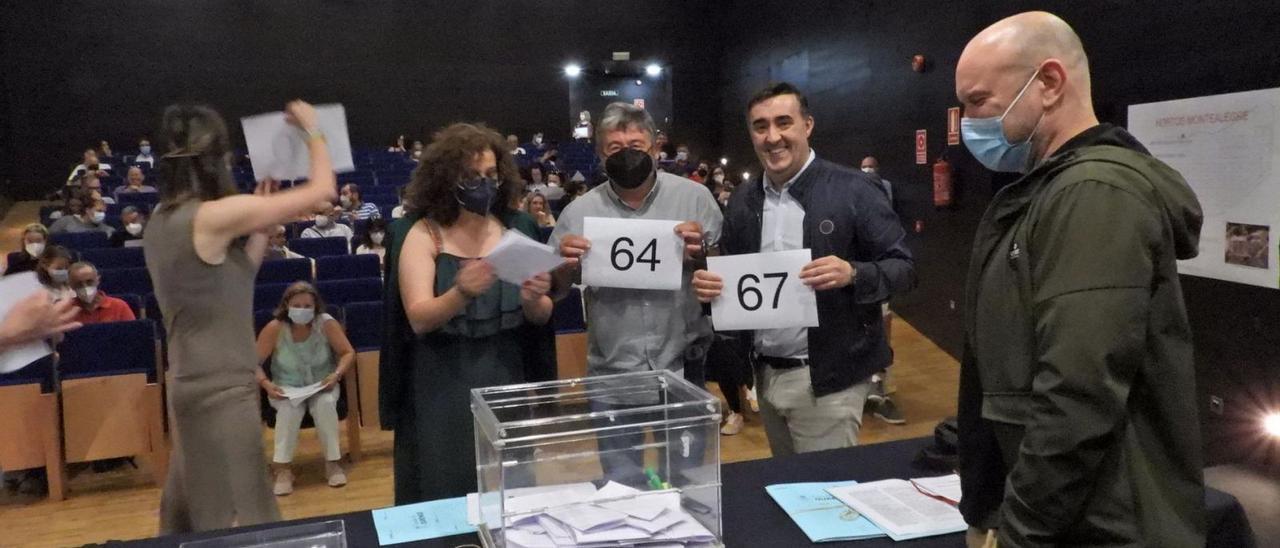 El concejal de Medio Ambiente y técnicos, durante el sorteo de ayer en el Auditorio.   | // FERNANDO CASANOVA