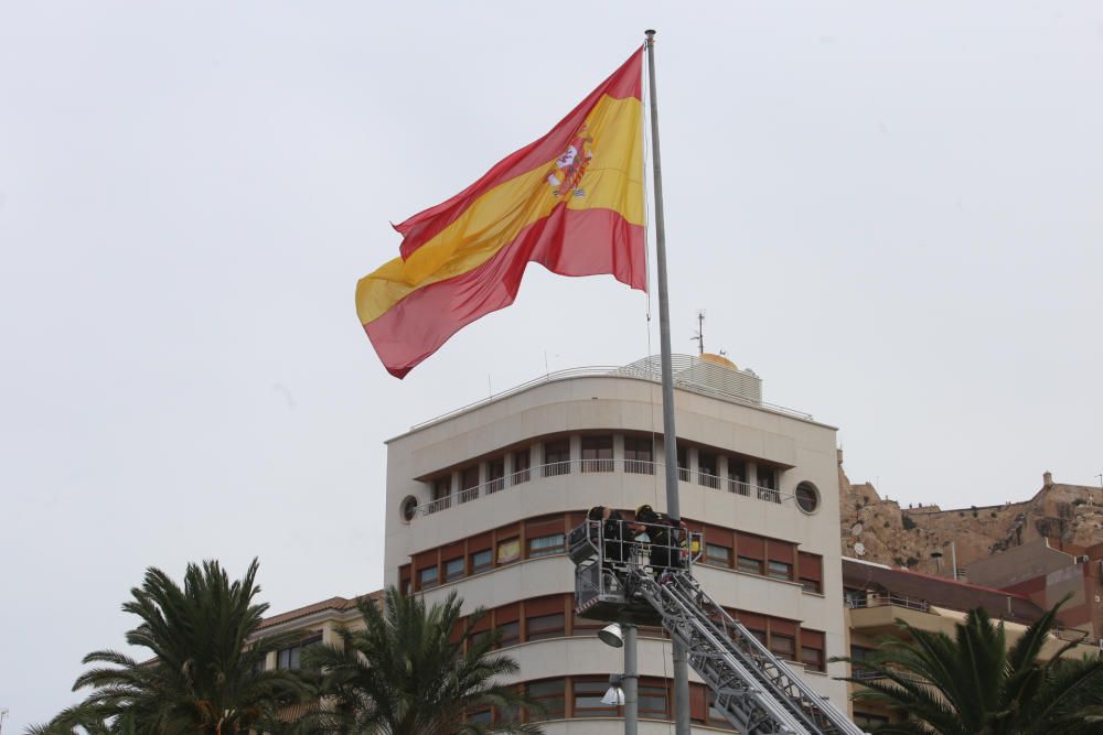 Los "Amigos de la bandera de España" reponen la enseña de la Plaza del Mar