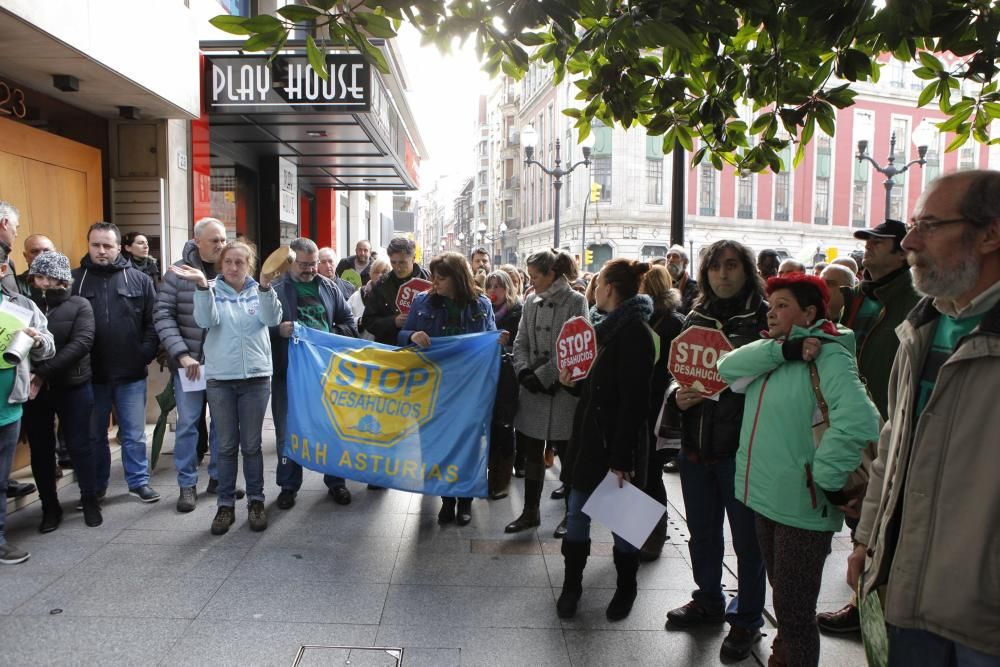 Protesta de la PAH para evitar otro desahucio en Gijón.