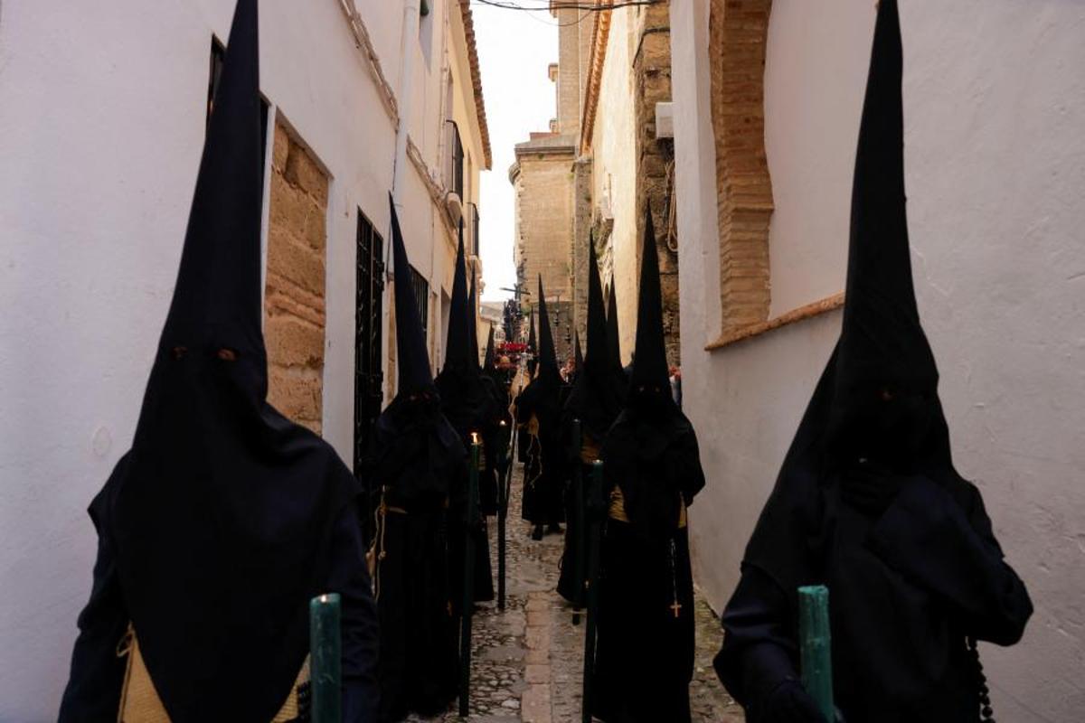 Procesión durante la Semana Santa en Ronda.