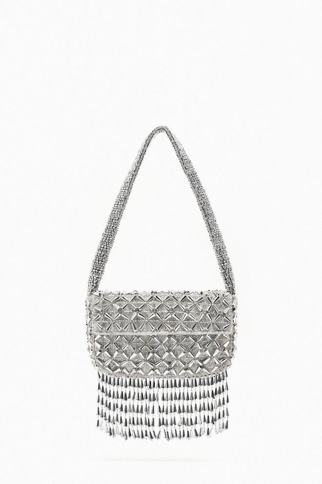 Bolso con abalorios en color plata, de Zara