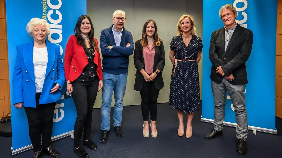 Los representantes de las distintas áreas de actuación de esta enfermedad que participaron en la jornada que fue organizada por EL PERIÓDICO DE ARAGÓN, junto con la gerente de este medio informativo.