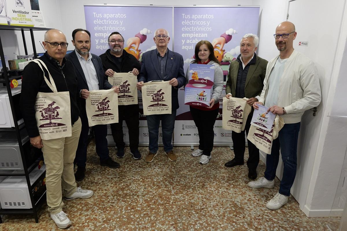 El acto se ha celebrado en la tienda de electrodomésticos Romsat, en Paiporta.