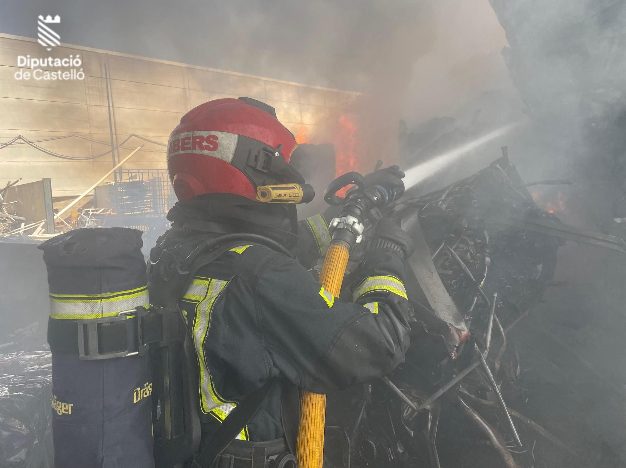 Galería: Espectacular incendio en un desguace de Burriana