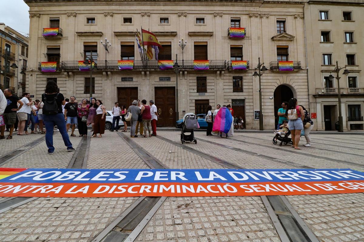 Ambiente en la plaza de España antes de comenzar la concentración.