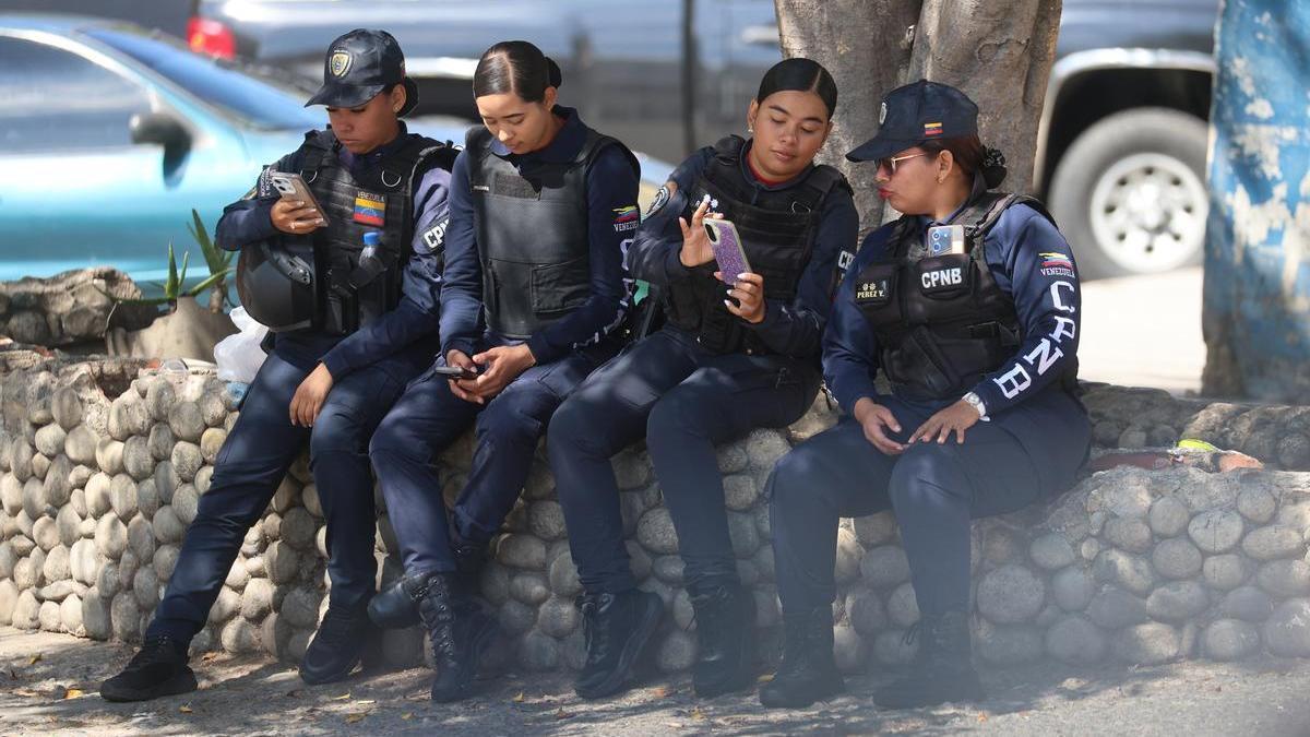 Oficiales de la Policía Nacional Bolivariana en un momento de descanso