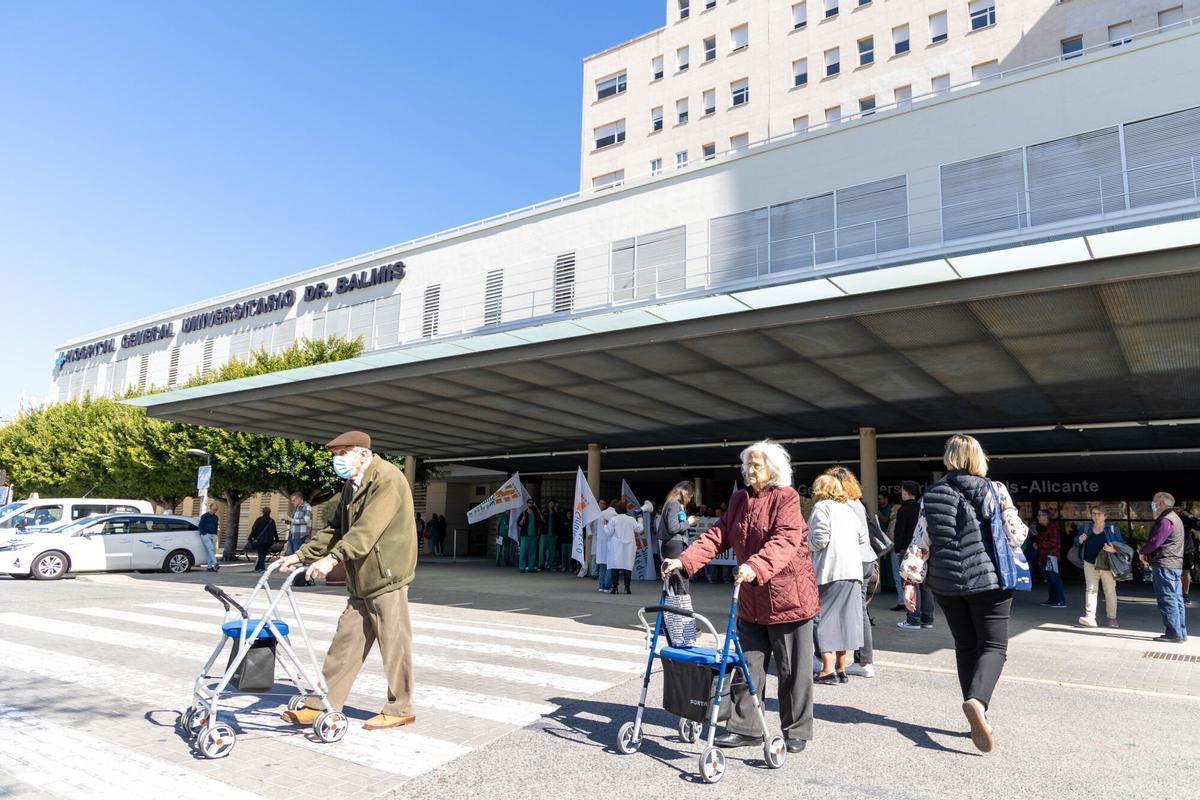 Jornada de huelga de medicos - protesta - puerta Hopital General de Alicante - Doctor Balmis