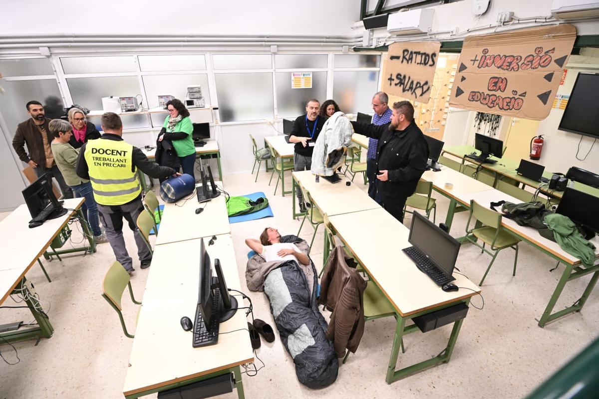Cincuenta profesores del IES La Torreta de Elche se encierran para reclamar mejoras en la educación pública Cincuenta profesores del IES La Torreta de Elche se encierran para reclamar mejoras en la educación pública