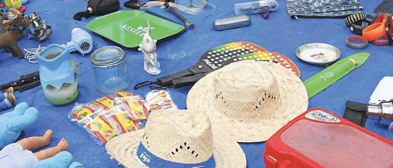 Un puesto del rastro de Inca con sombreros del PP a la venta.