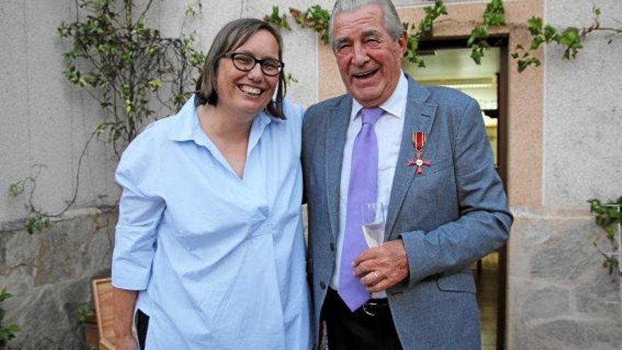 2017 bekam Günter Stalter von Konsulin Sabine Lammers das Bundesverdienstkreuz am Bande verliehen. 