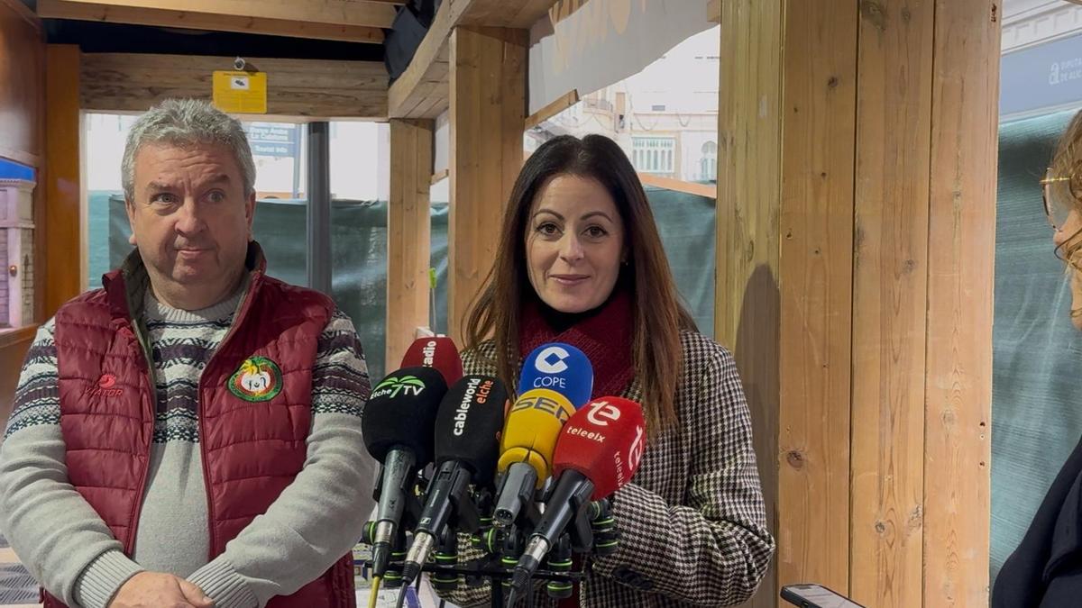 La edil de Fiestas y el presidente de la Asociación de Belenistas de Elche anuncian la apertura este sábado del Belén Municipal