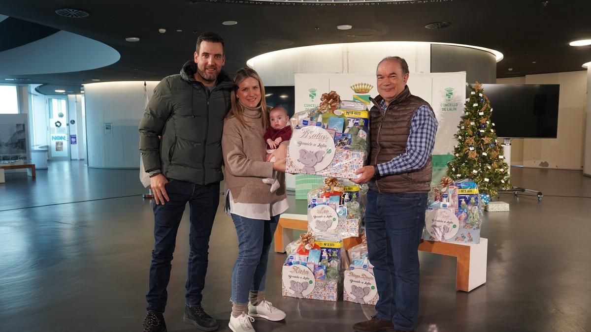 El alcalde de Lalín, derecha, entrega una de las cestas