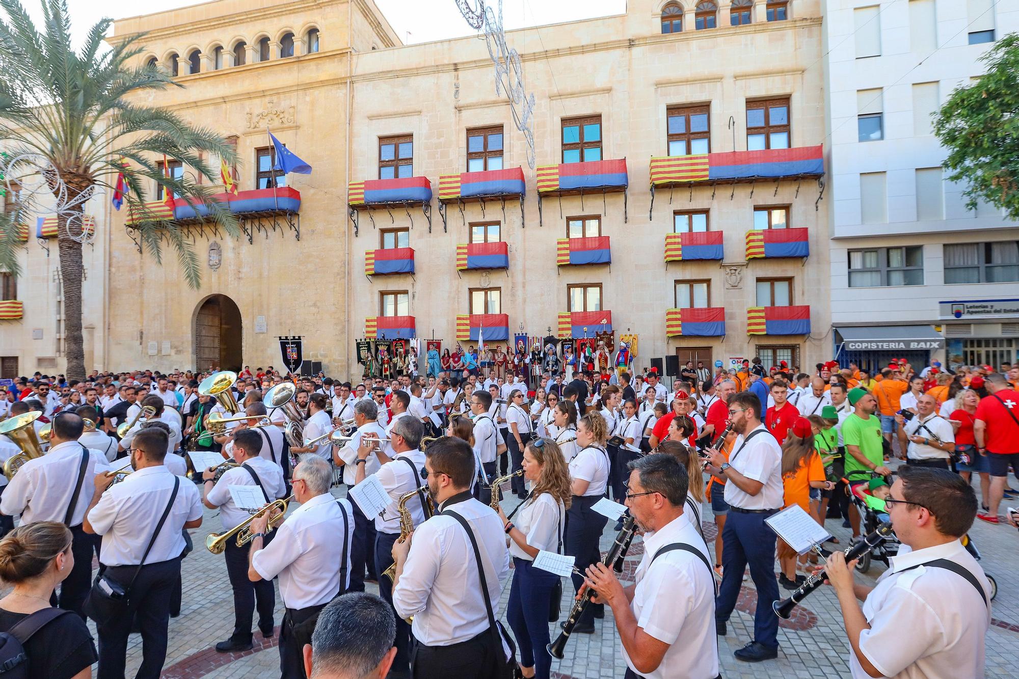 Los Moros y Cristianos de Elche recuperan su Entraeta