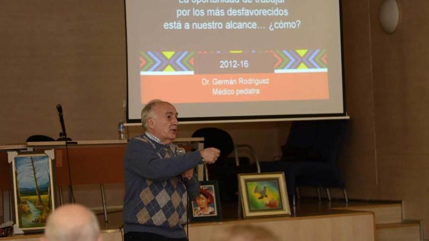 El médico Germán Rodríguez, en la charla que ofreció en Mieres.