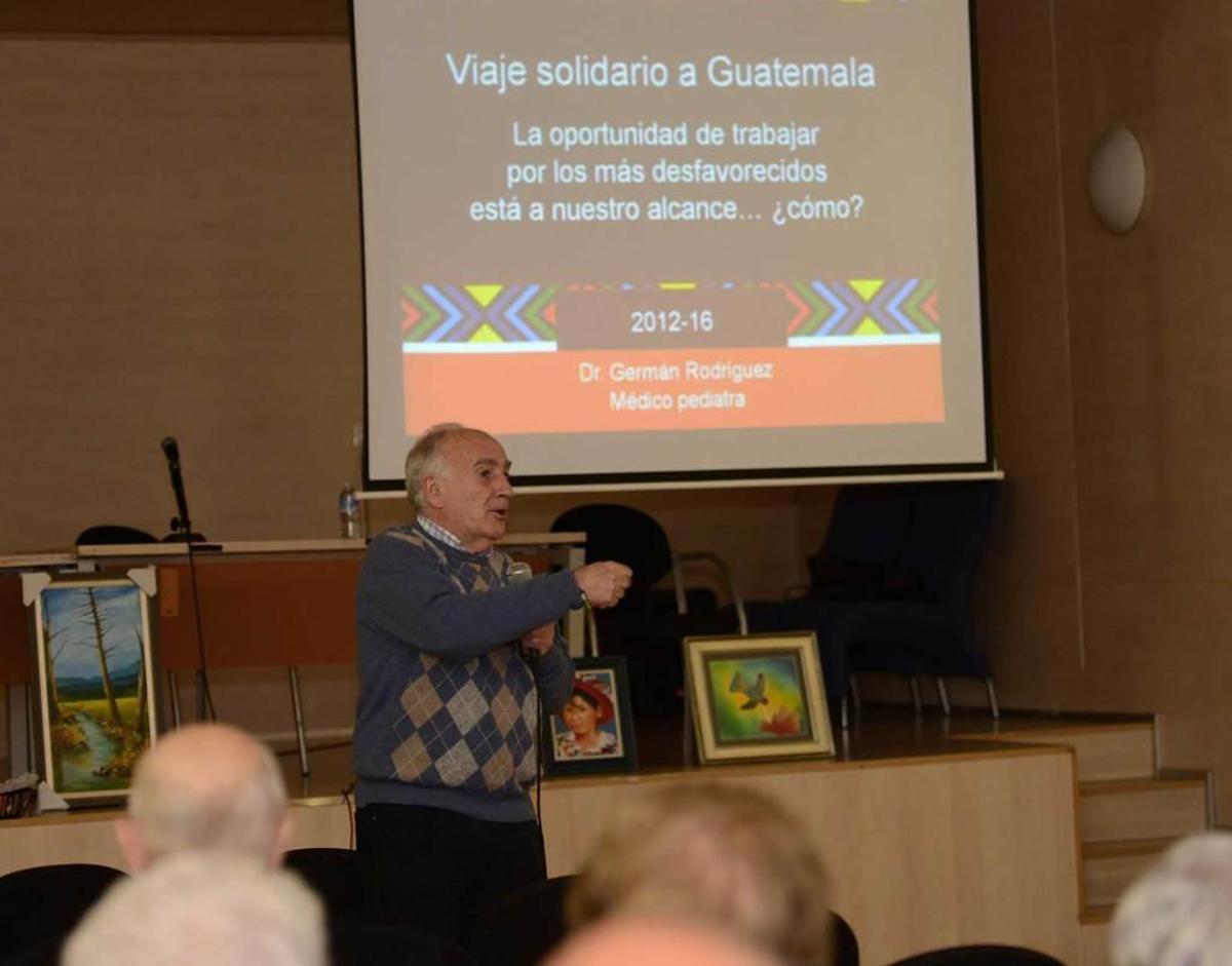 El médico Germán Rodríguez, en la charla que ofreció en Mieres.