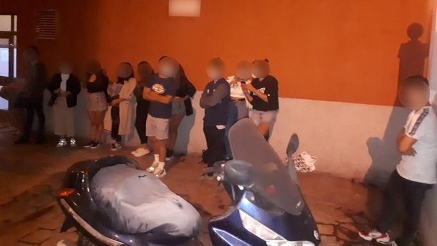 Desalojan una azotea donde se celebraba una fiesta con más de veinte personas