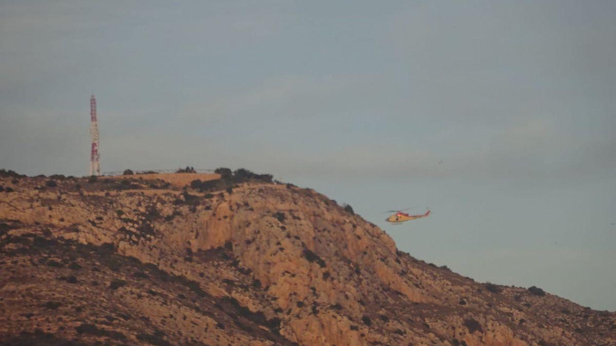 El helicóptero Alpha 1 del Grupo de Rescate sobrevuela el cabo de Sant Antoni de Xàbia