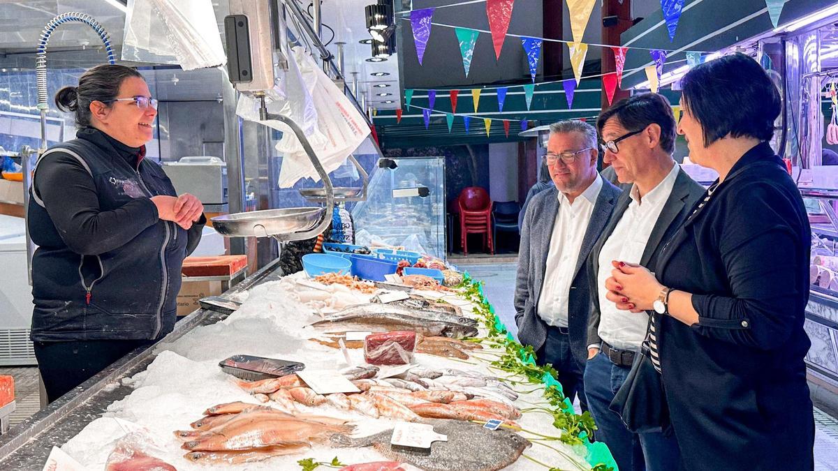 Salvador Illa en la seva visita preelectoral al mercat de Vilanova del Camí