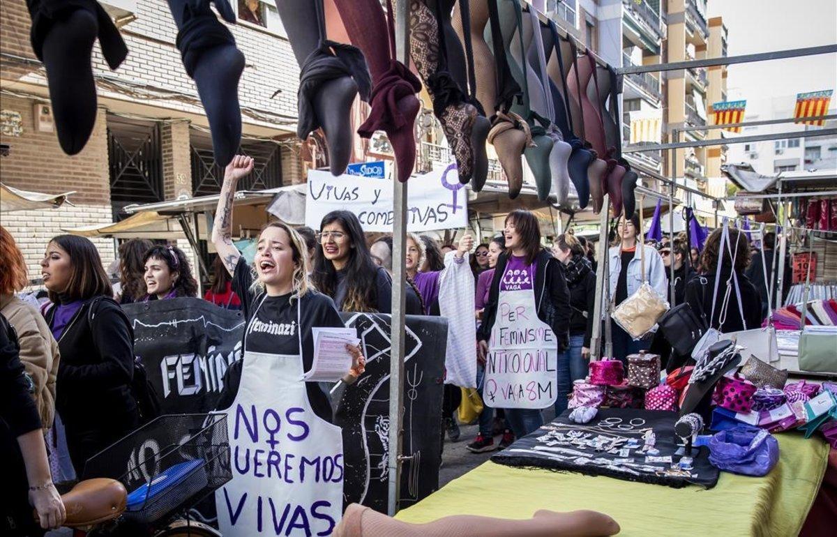 El piquete de Benimaclet a su paso por el mercadillo durante la huelga feminista de este 8M