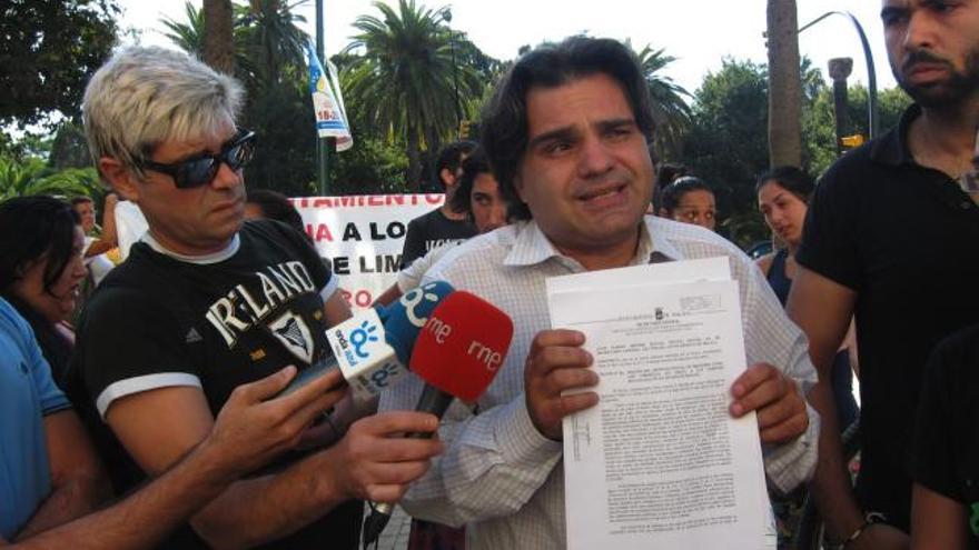 El abogado José Cosín, que fue arrestado durante el desahucio de Buena Ventura, representa a los vecinos de los tres corralones.