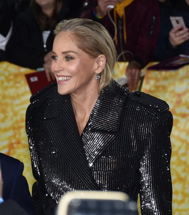 Sharon Stone con maxi abrigo de brillos