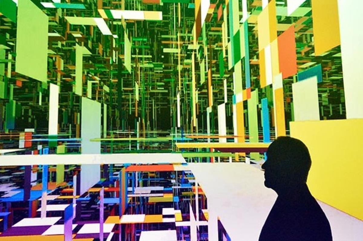 L’ombra de l’artista alemany Gerhard Mantz a la mostra ’Memòria futura número 4’ a Erfurt (Alemanya).