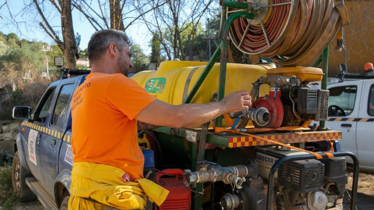 Un voluntario de las Siete Fincas prepara el equipo.