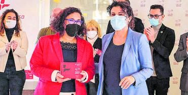 Laura Hernández, profesional de Cepsa y miembro del jurado,  con Antonia de León, tesorera de Ahate.  