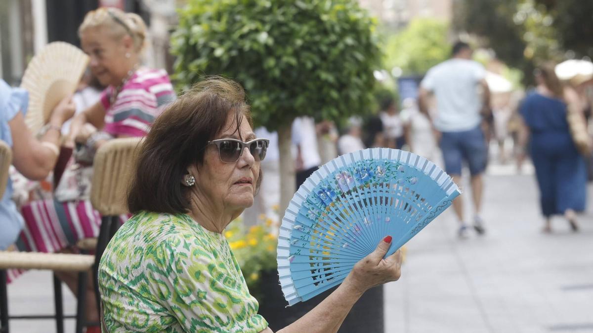 Una mujer se abanica durante esta ola de calor en Córdoba.