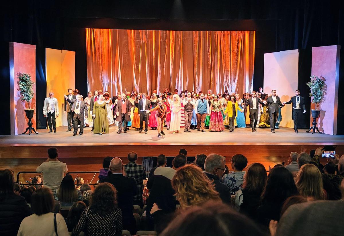 La escenografía y decorados trasladó al público a la “época del libreto de Verdi”.