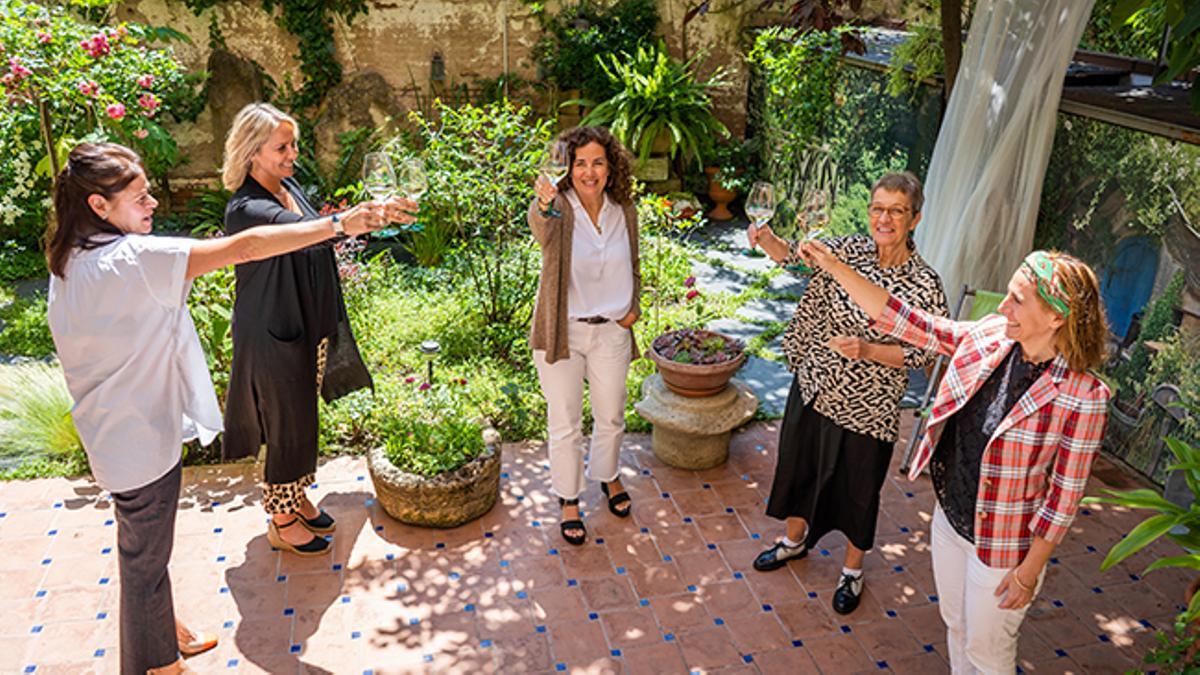 Wine, friends &amp; flowers