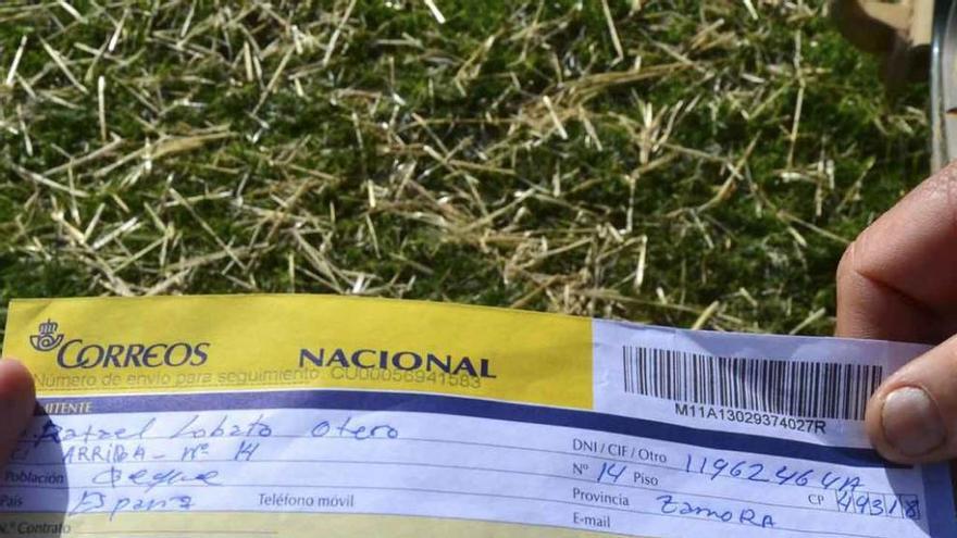 El ganadero Rafael Lobato abre la cancillas ayer tarde para que el ganado paste en los campos.