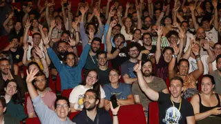 Sanderson confiesa en Avilés: "Mis jefes en el hotel me dejaban escribir en el mostrador de recepción porque el que estuvo antes que yo solo dormía en el sofá""