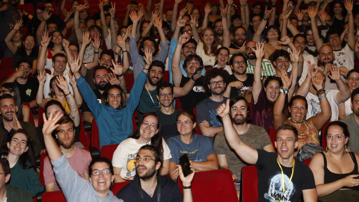 La multitud de seguidores de Barbara Hambly y Brandon Sanderson en la Casa de Cultura