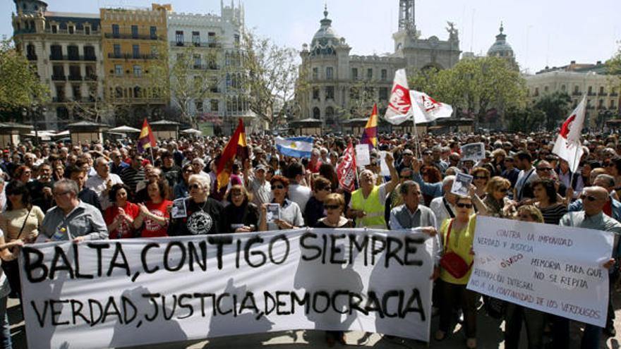 En Valencia, varios centenares de personas se concentraron en la plaza del Ayuntamiento en favor de Garzón