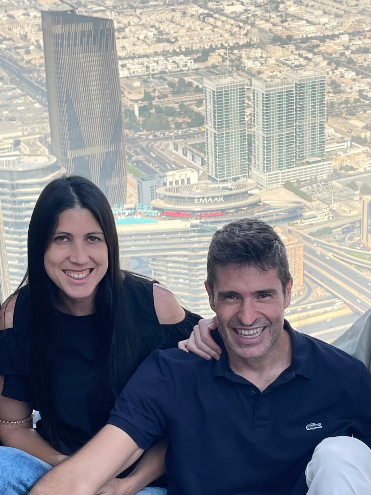 Los zaragozanos Beatriz Sin y Pablo Mayayo, en una foto tomada desde el Burj Khalifa.