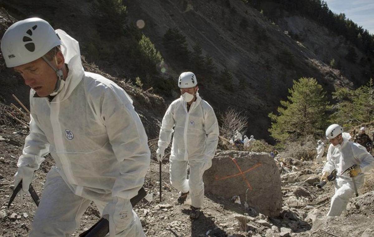Els investigadors treballant en la zona de l’accident aquest dissabte passat. Els investigadors treballant en la zona de l’accident aquest dissabte passat.
