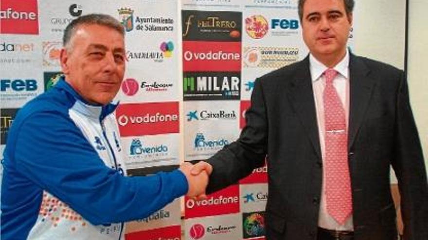 Miguel Ángel Ortega saludant el gerent del Perfumerías Avenida, Carlos Méndez.