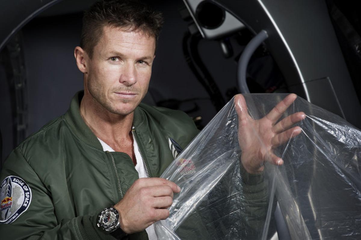 Felix Baumgartner mostra el finíssim plàstic de què està fet el globus.